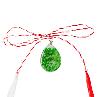 Martisor Premium, tip Pandativ, Transparent, cu Floare Naturala, Lucrat Manual, Forma de Teardrop, Dimensiuni 2 x 1.5 cm, Verde