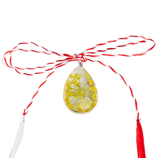 Martisor Premium, tip Pandativ, Transparent, cu Floare Naturala, Lucrat Manual, Forma de Teardrop, Dimensiuni 2 x 1.5 cm, Galben