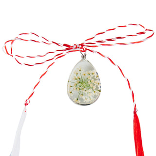Martisor Premium, tip Pandativ, Transparent, cu Floare Naturala, Lucrat Manual, Forma de Teardrop, Dimensiuni 2 x 1.5 cm, Alb