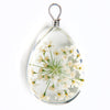 Martisor Premium, tip Pandativ, Transparent, cu Floare Naturala, Lucrat Manual, Forma de Teardrop, Dimensiuni 2 x 1.5 cm, Alb